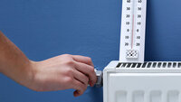 Jemand dreht die Heizung auf